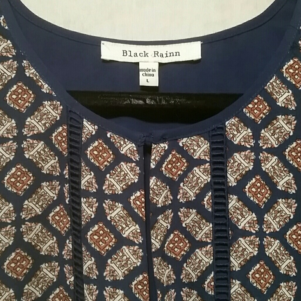 NWOT Black  Rainn Tile Print Top - Picture 2 of 8